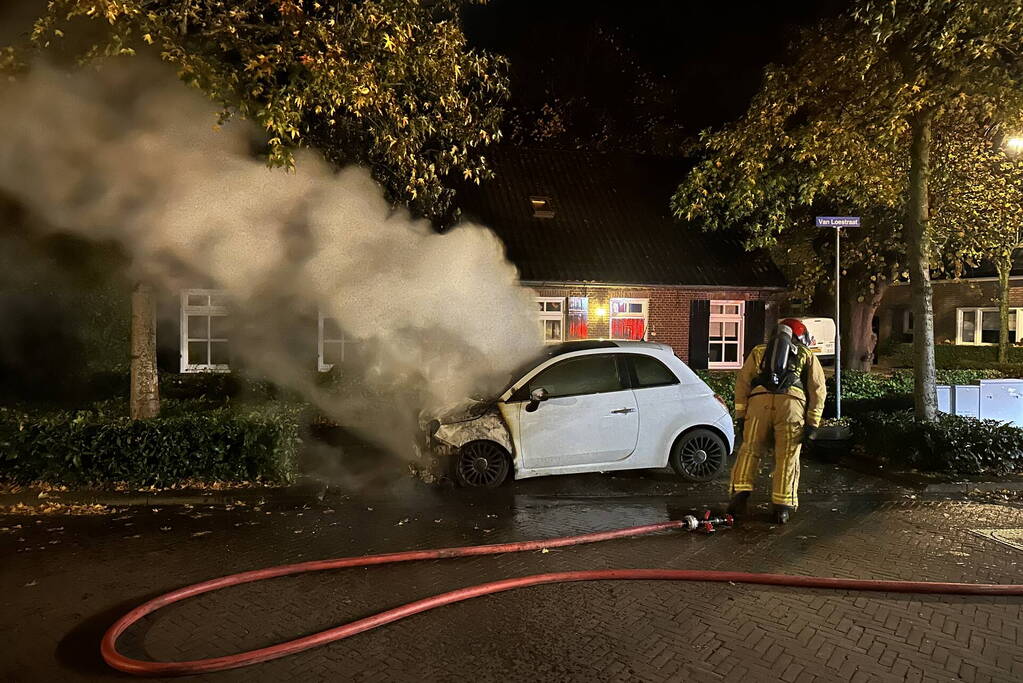 Brandweerman ontdekt tweede autobrand in dorp