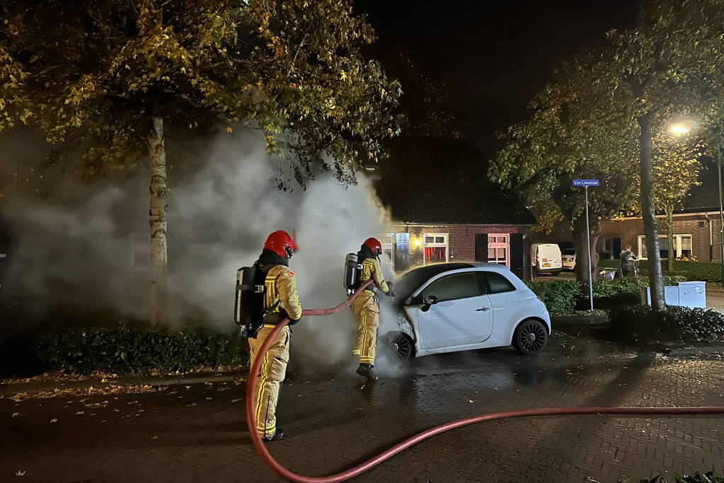 Brandweerman ontdekt tweede autobrand in dorp