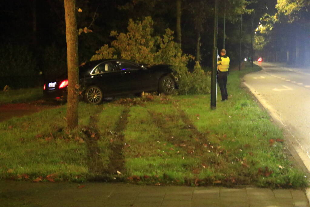 Gewonde nadat auto op boom botst