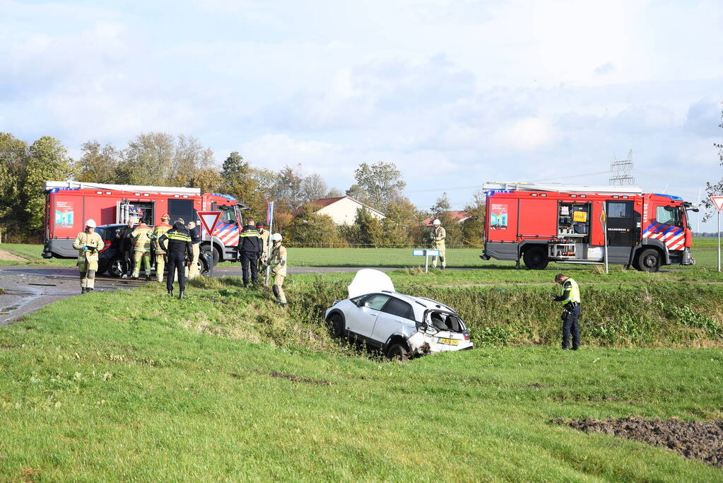 Auto belandt in greppel bij ernstig ongeval