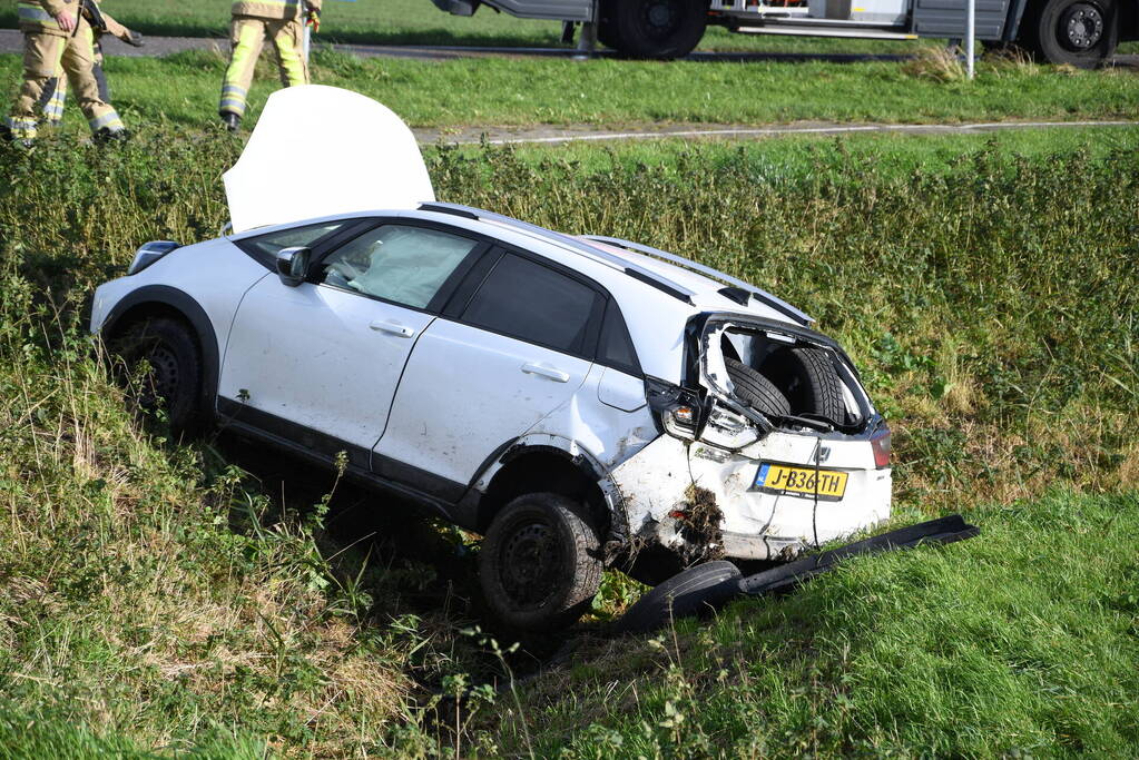 Auto belandt in greppel bij ernstig ongeval