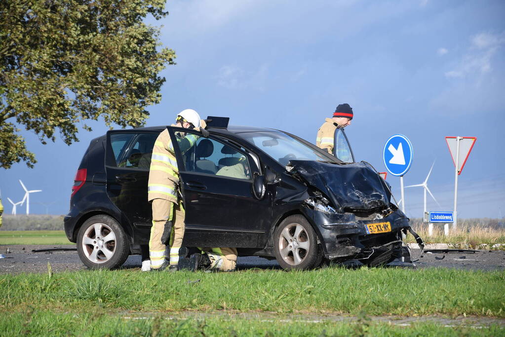 Auto belandt in greppel bij ernstig ongeval