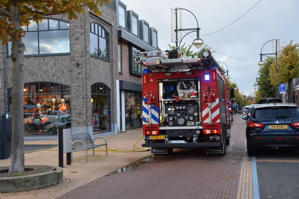 Brand op het dak van winkelpand