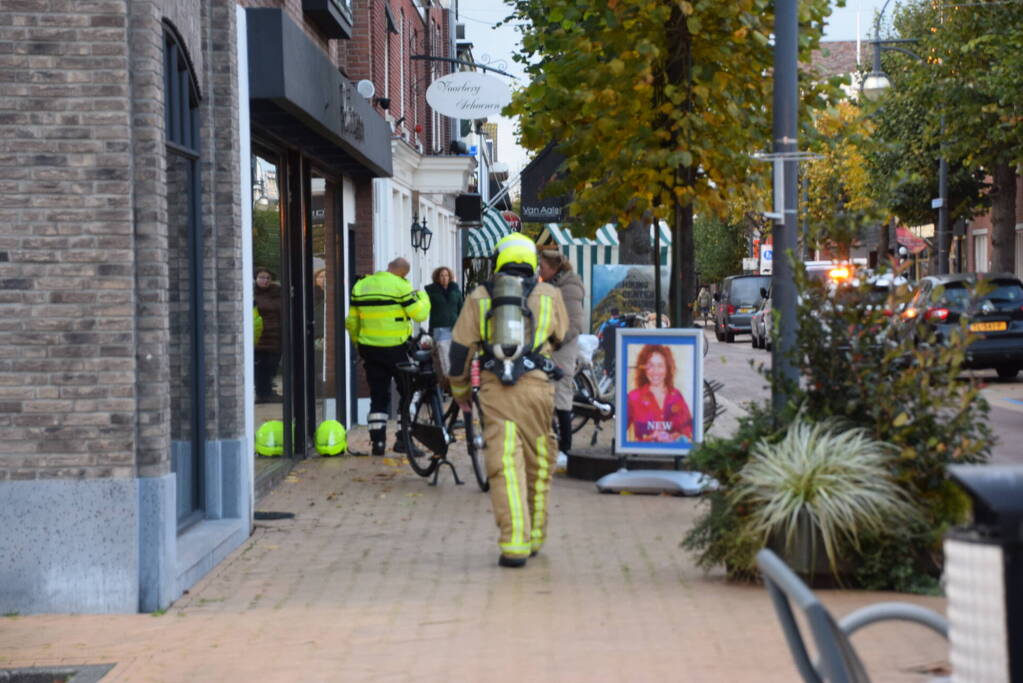 Brand op het dak van winkelpand