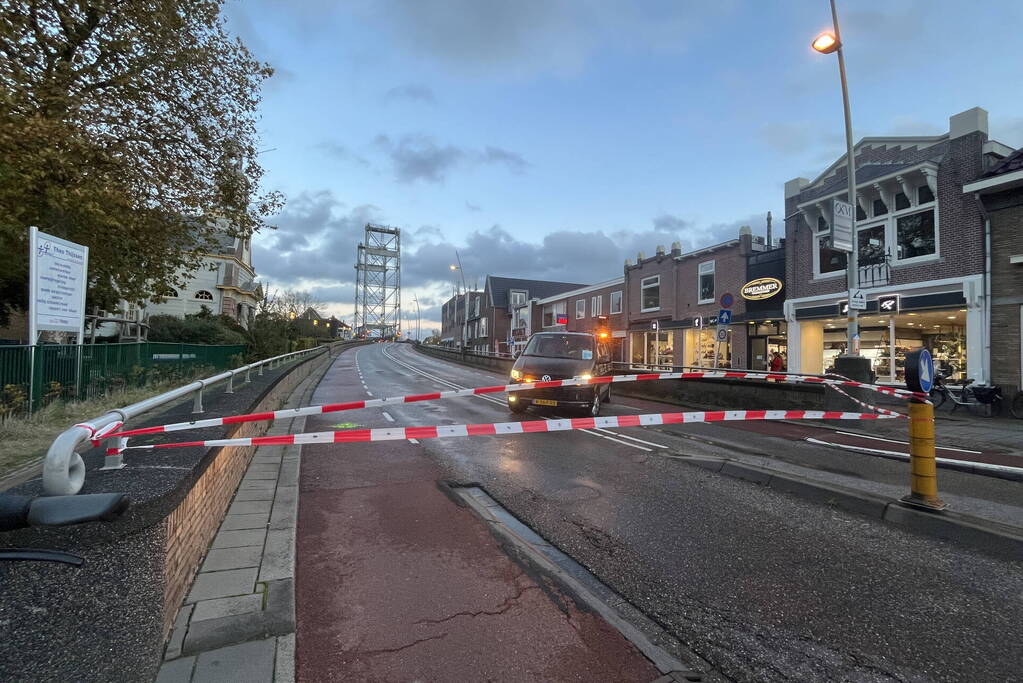 Schip vaart tegen hefbrug