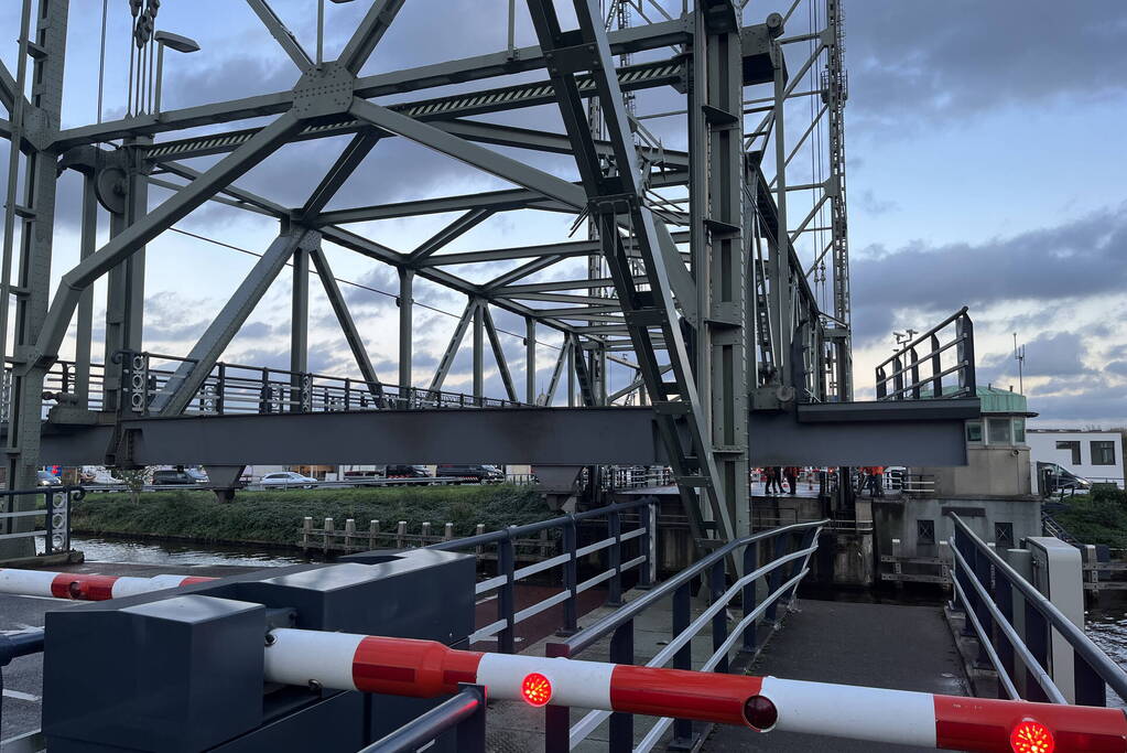 Schip vaart tegen hefbrug