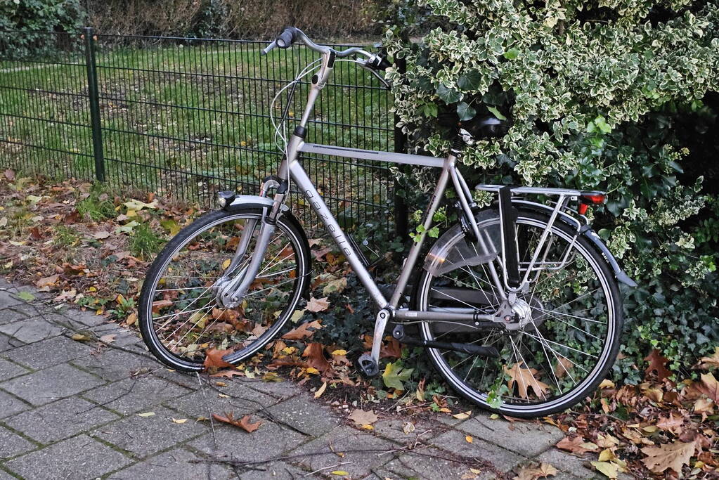 Fietser gewond na val bij rotonde