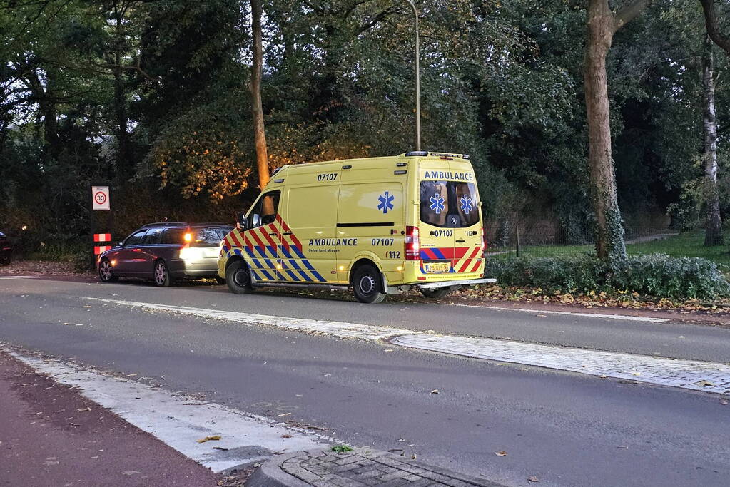 Fietser gewond na val bij rotonde