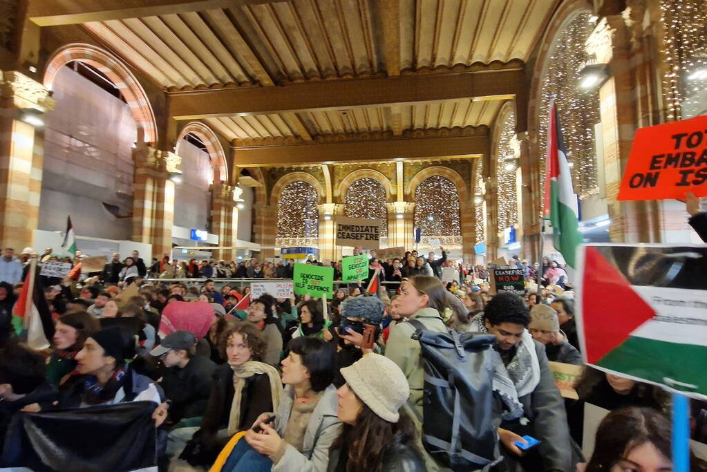 Grote opkomst demonstratie Centraal Station