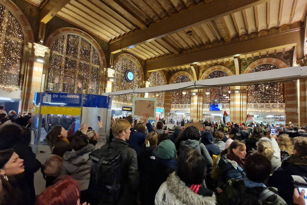 Grote opkomst demonstratie Centraal Station