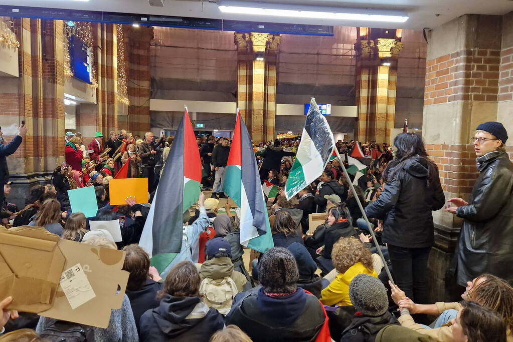 Grote opkomst demonstratie Centraal Station