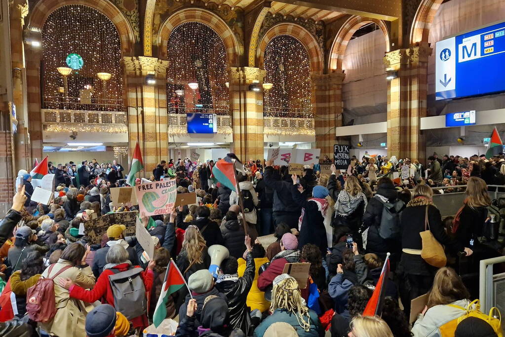 Grote opkomst demonstratie Centraal Station