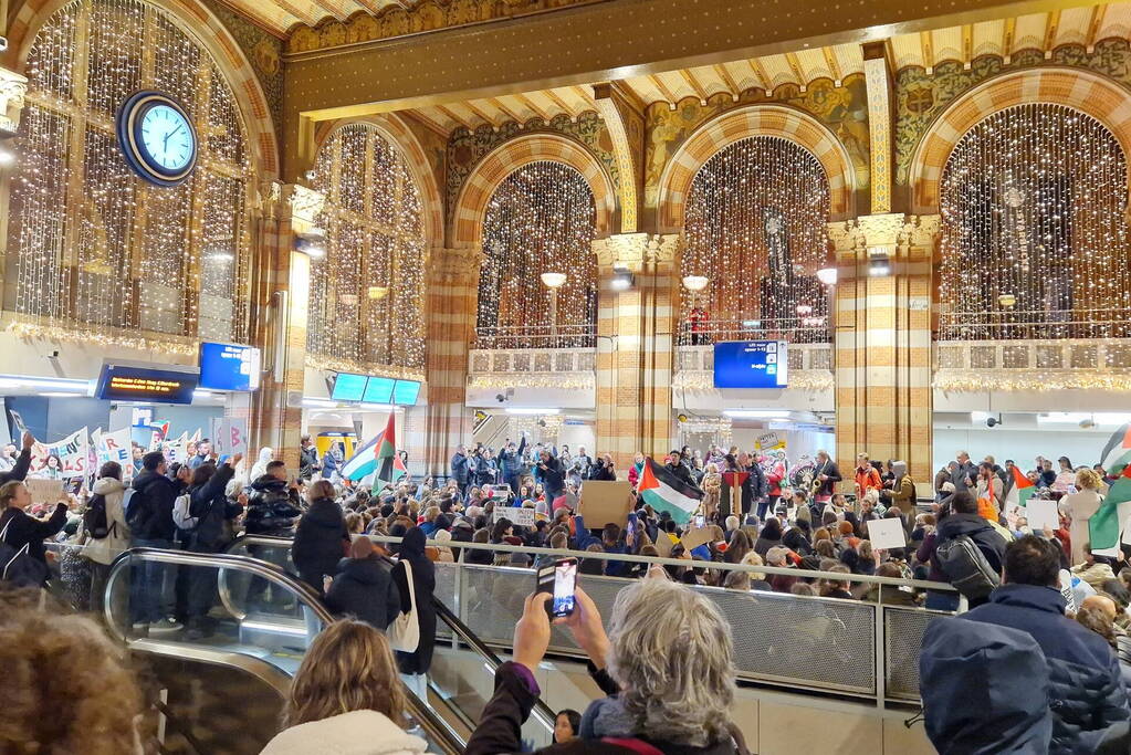 Grote opkomst demonstratie Centraal Station