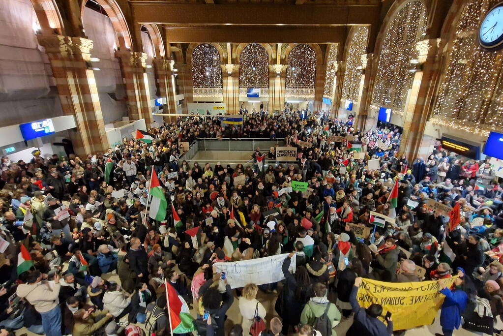 Grote opkomst demonstratie Centraal Station