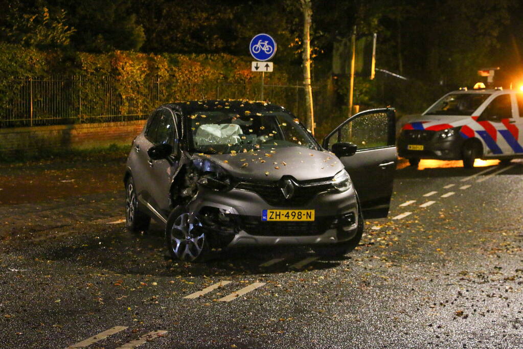 Auto flink beschadigd na botsing met boom