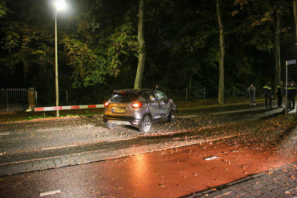 Auto flink beschadigd na botsing met boom