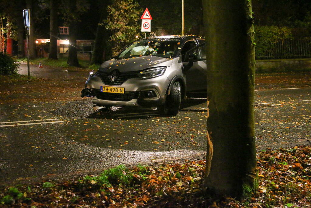 Auto flink beschadigd na botsing met boom