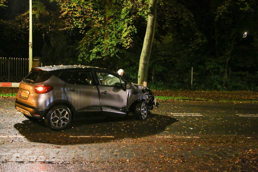 Auto flink beschadigd na botsing met boom