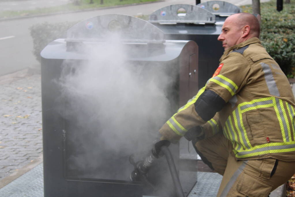 Brandweer blust brand in container