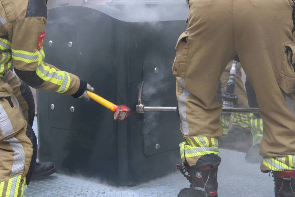 Brandweer blust brand in container