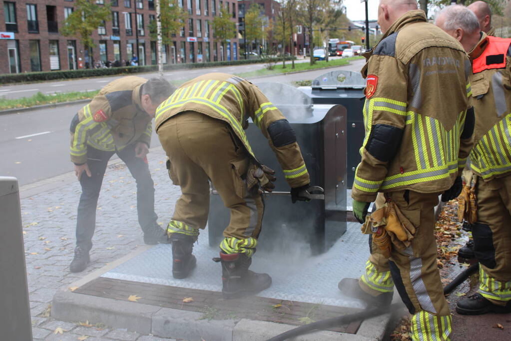 Brandweer blust brand in container