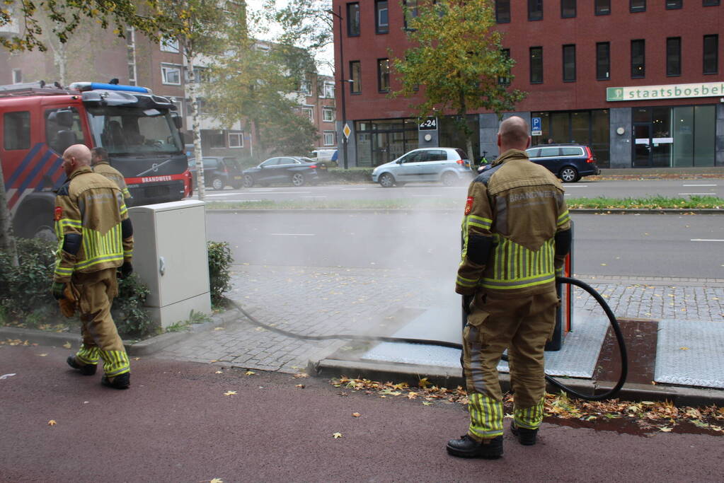 Brandweer blust brand in container