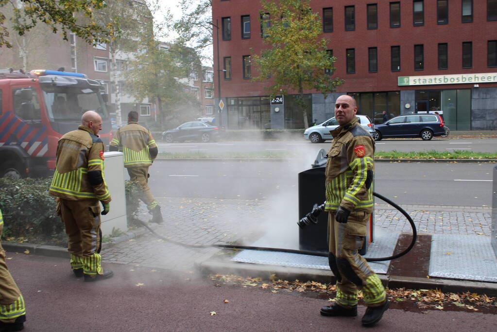 Brandweer blust brand in container