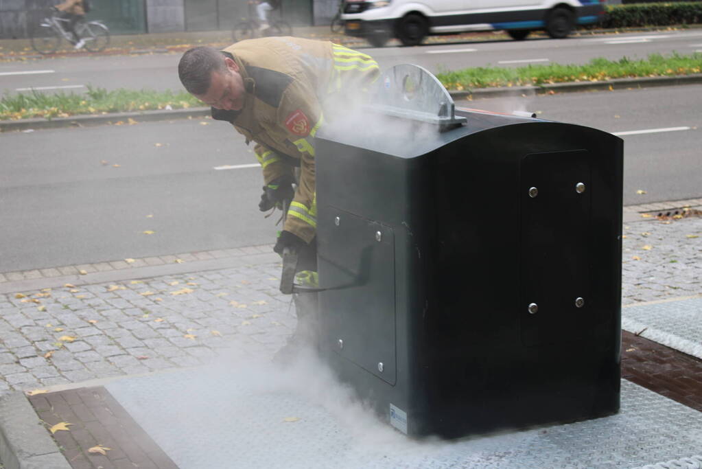 Brandweer blust brand in container