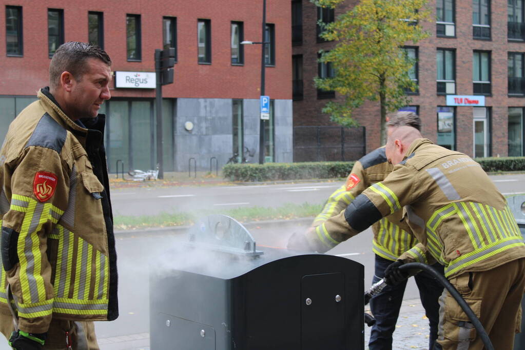 Brandweer blust brand in container