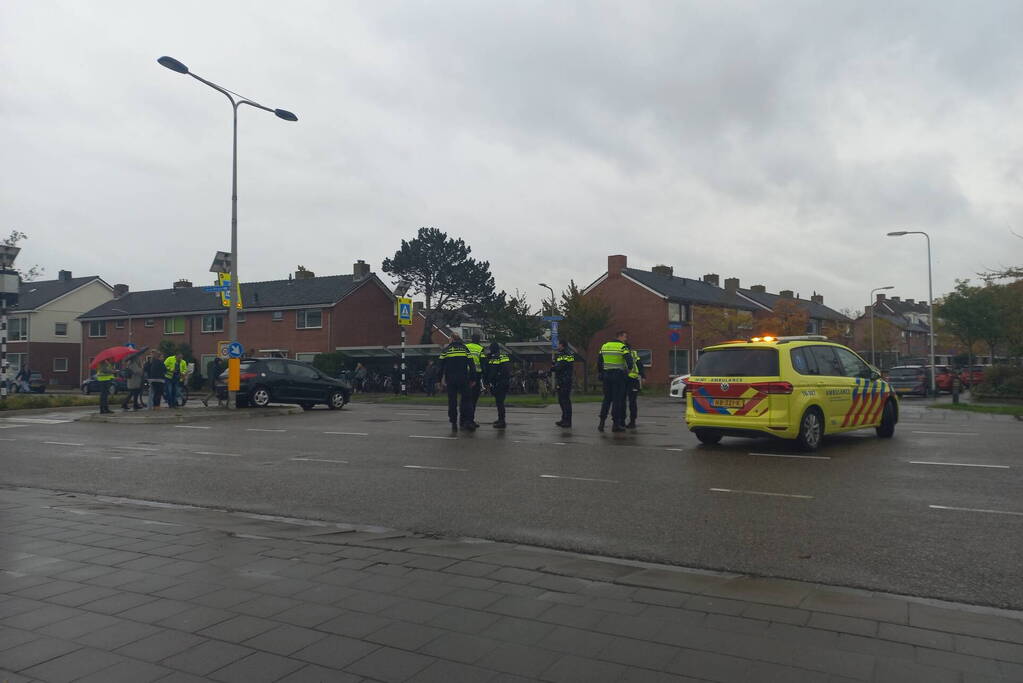 Auto loopt fikse schade op bij aanrijding op kruising