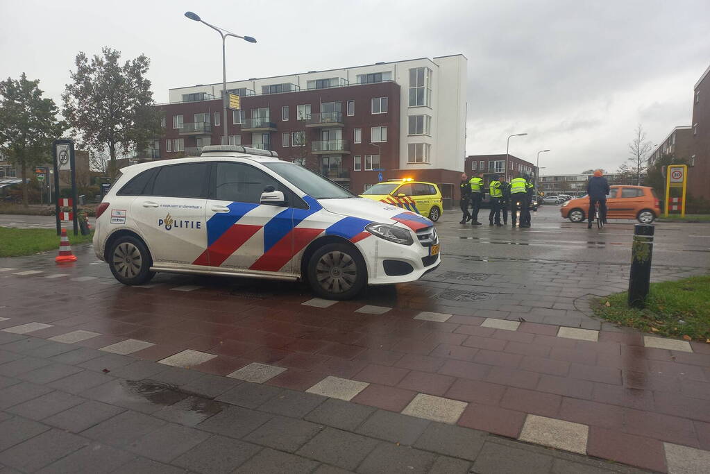 Auto loopt fikse schade op bij aanrijding op kruising