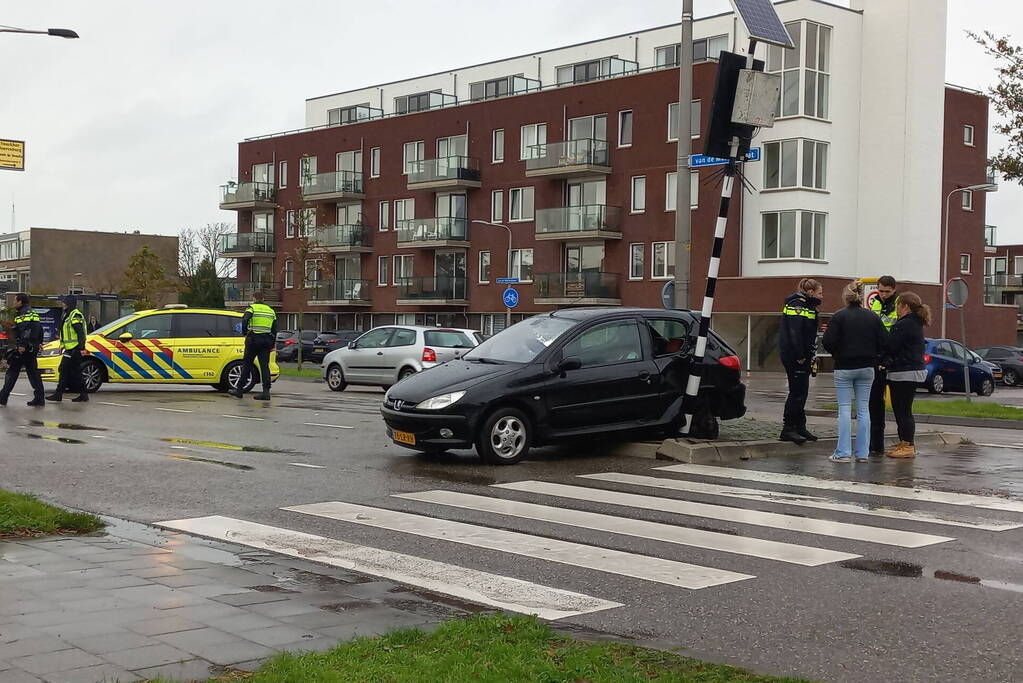 Auto loopt fikse schade op bij aanrijding op kruising