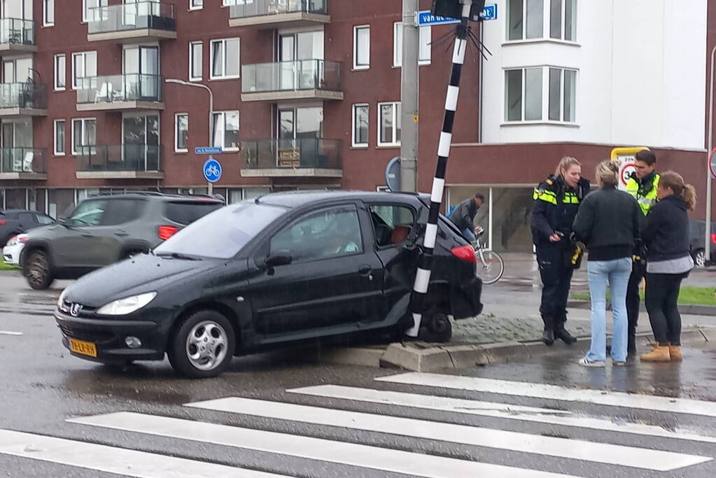 Auto loopt fikse schade op bij aanrijding op kruising