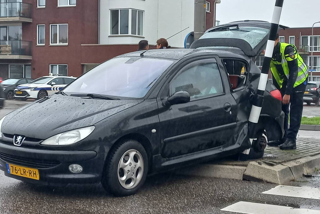 Auto loopt fikse schade op bij aanrijding op kruising