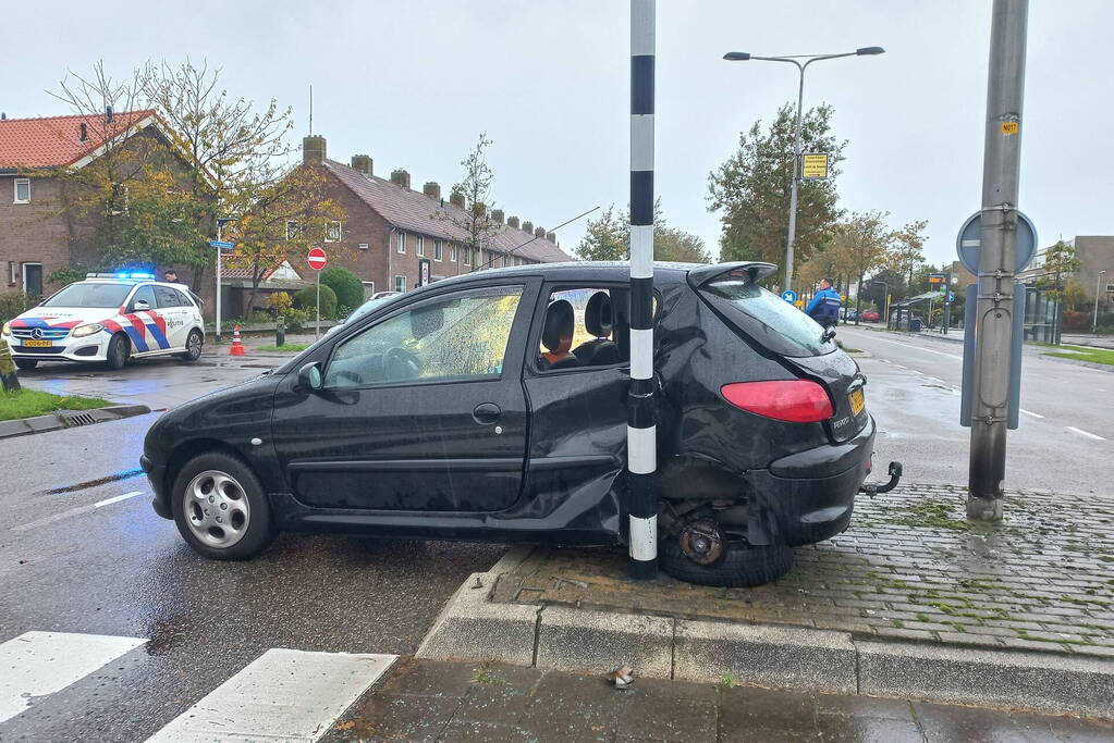 Auto loopt fikse schade op bij aanrijding op kruising