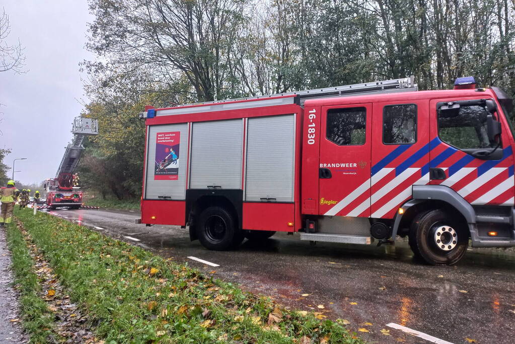 Brandweer verwijdert gevaarlijk hangende tak