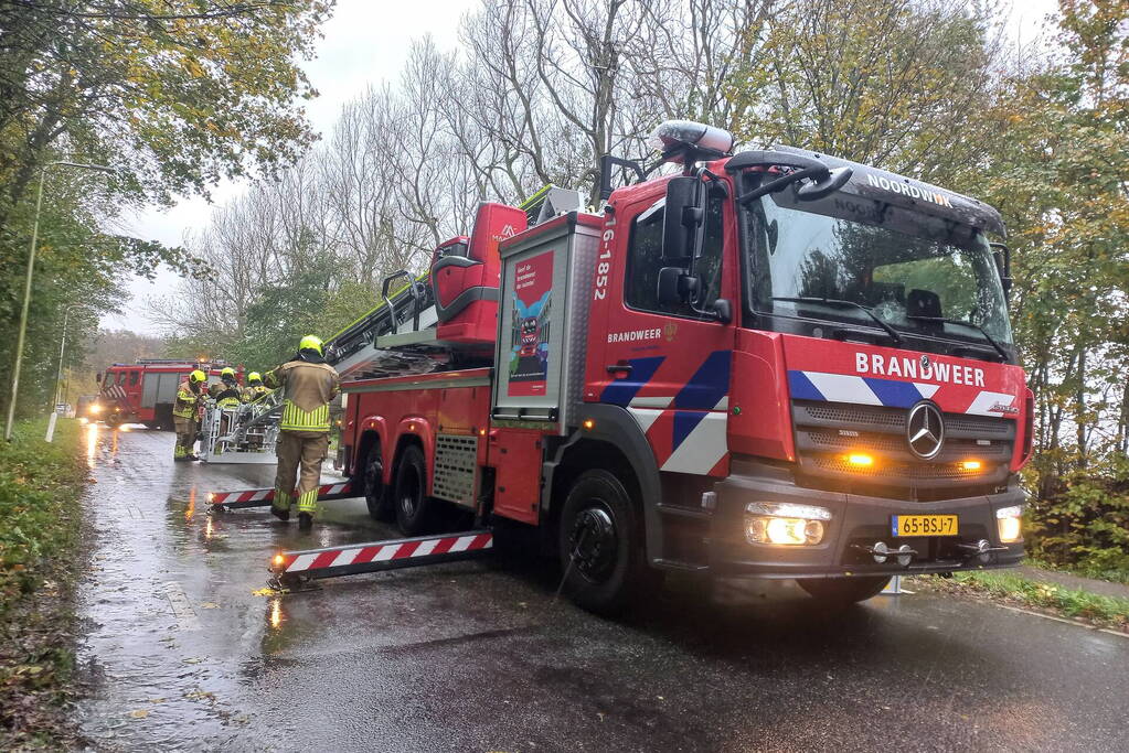 Brandweer verwijdert gevaarlijk hangende tak