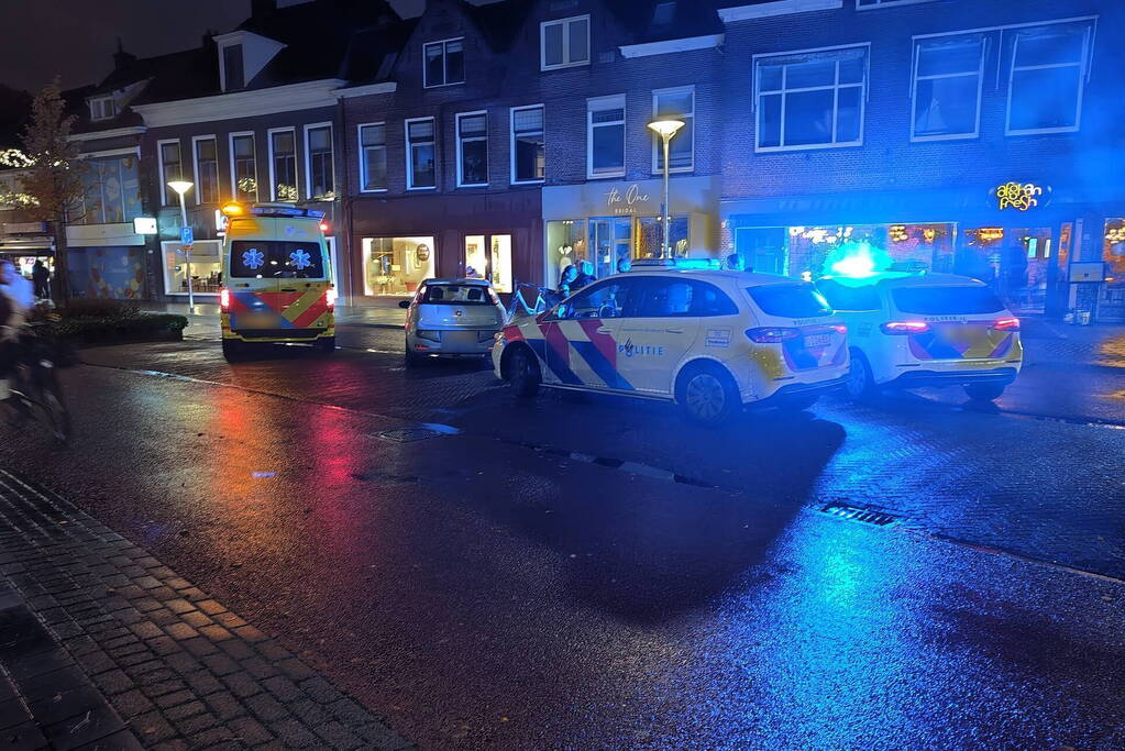 Auto en fietser met elkaar in botsing