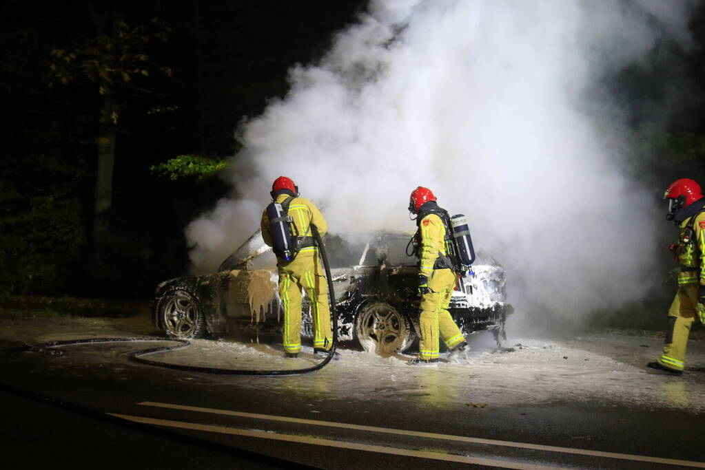 Auto uitgebrand langs doorgaande weg