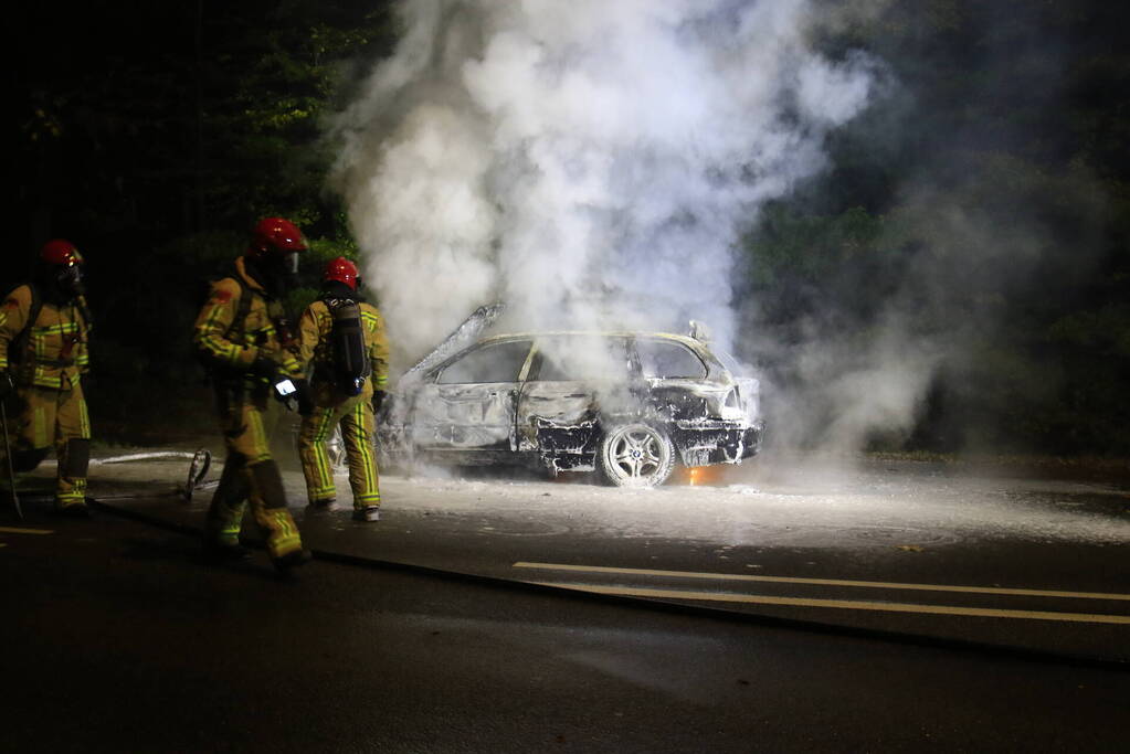 Auto uitgebrand langs doorgaande weg