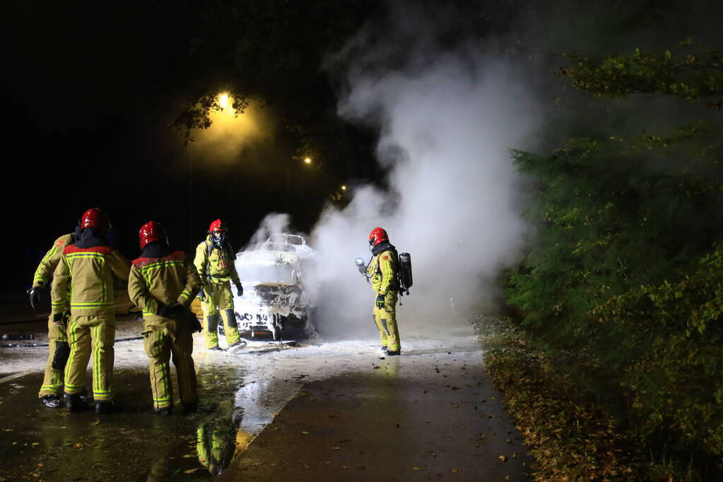 Auto uitgebrand langs doorgaande weg