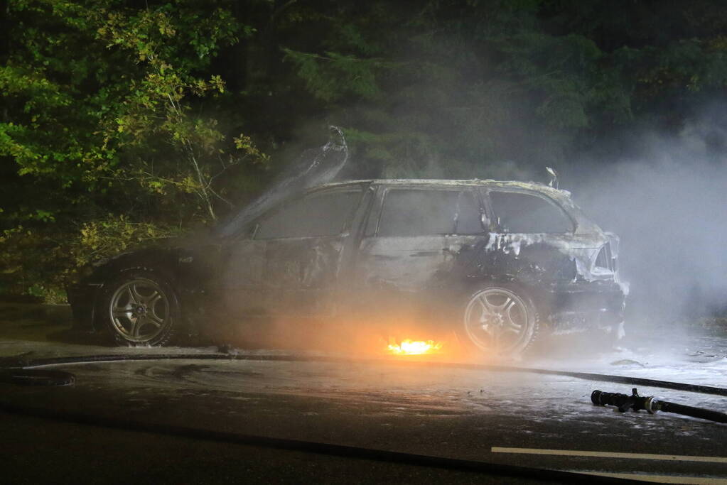 Auto uitgebrand langs doorgaande weg