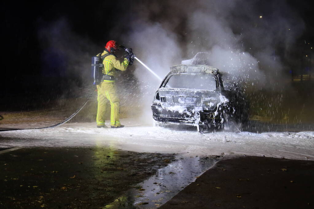 Auto uitgebrand langs doorgaande weg