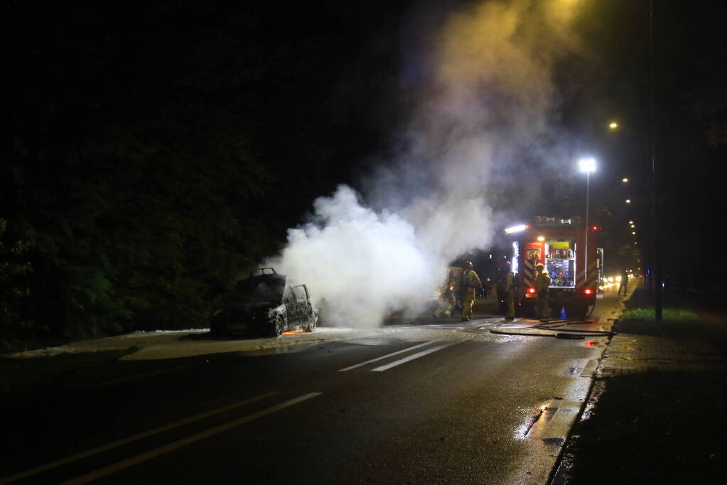 Auto uitgebrand langs doorgaande weg