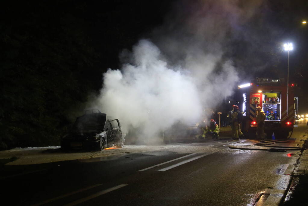 Auto uitgebrand langs doorgaande weg