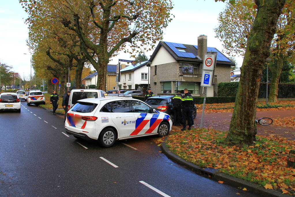 Afslaande personenauto ziet fietser over het hoofd