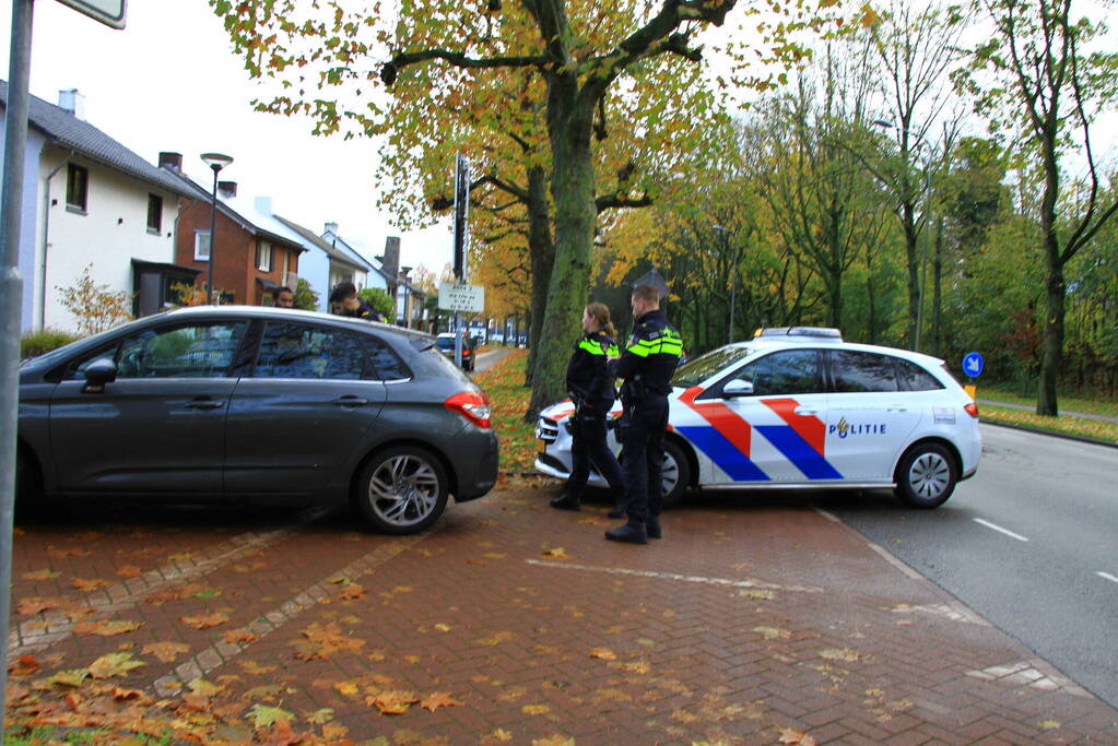 Afslaande personenauto ziet fietser over het hoofd