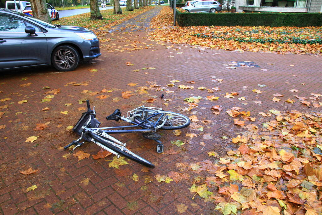 Afslaande personenauto ziet fietser over het hoofd