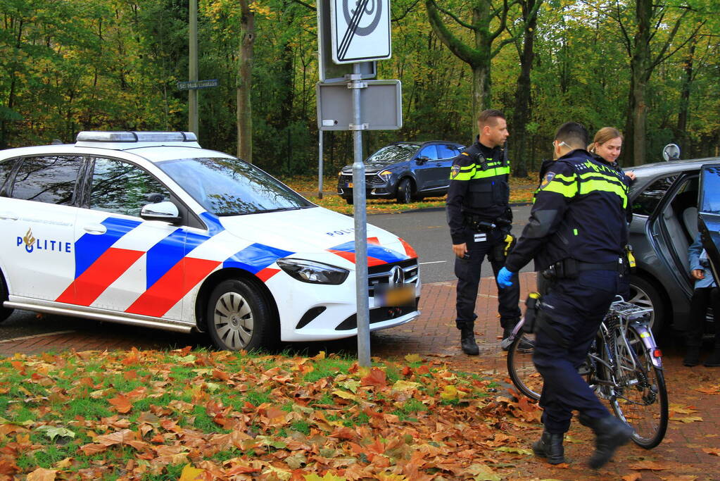 Afslaande personenauto ziet fietser over het hoofd