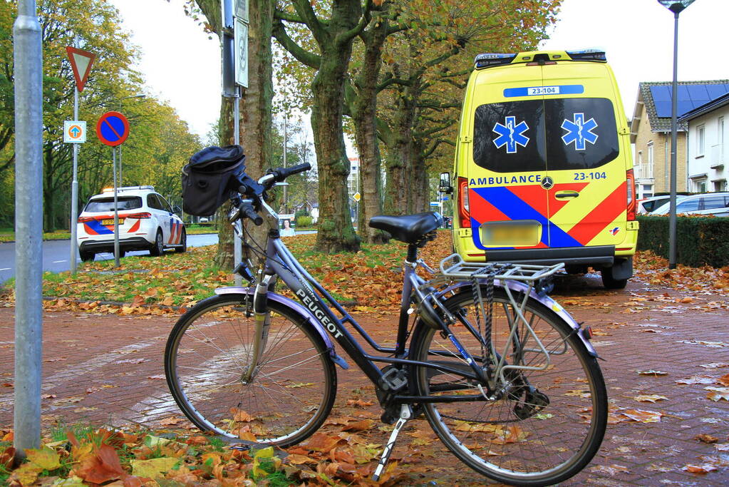 Afslaande personenauto ziet fietser over het hoofd